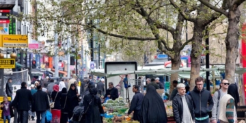 যুক্তরাজ্যে ‘অতিদারিদ্র্য’ রেকর্ড উচ্চতায়, দারিদ্র্যের হারে শীর্ষে বাংলাদেশি ও পাকিস্তানিরা