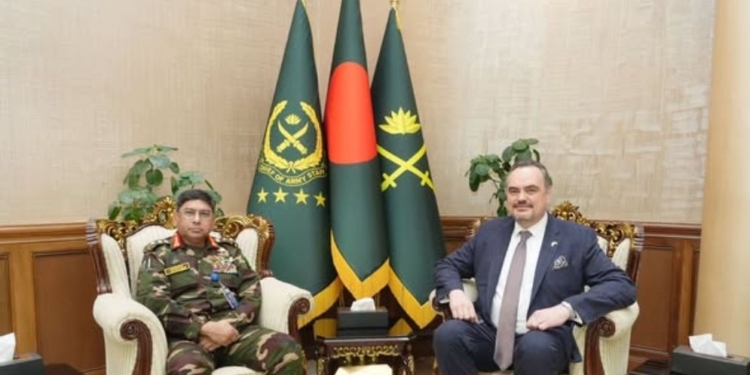 সেনাসদরে বৃহস্পতিবার সেনাপ্রধানের সঙ্গে সৌজন্য সাক্ষাৎ করেন নতুন মার্কিন রাষ্ট্রদূত। ছবি: সেনাবাহিনীর ফেসবুক পেজ থেকে নেওয়া