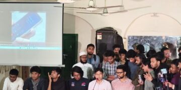 ছাত্রদলের চাঁদাবাজির ভিডিয়ো প্রজেক্টরে প্রদর্শন করল ডাকসুর শিবির নেতারা