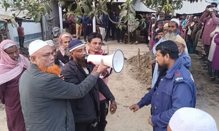 প্যারোলে মুক্তি নিয়ে মায়ের জানাজায় অংশ নিলেন যুবলীগ নেতা