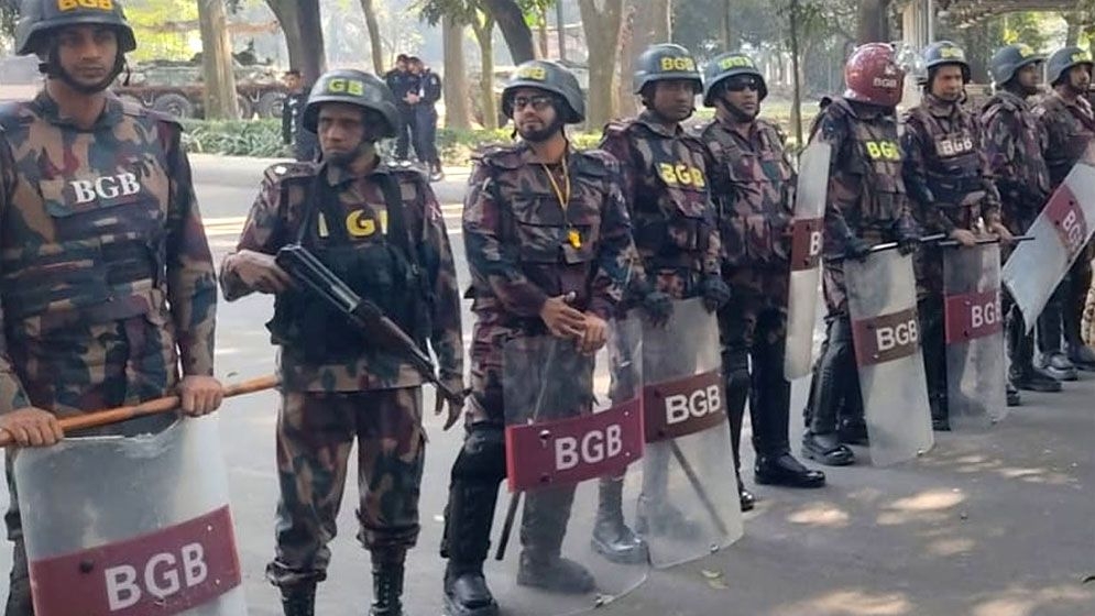 প্রধান ‍উপদেষ্টার বাসভবন এলাকায় ব্যাপক সংঘর্ষ, ৬ প্লাটুন বিজিবি মোতায়েন