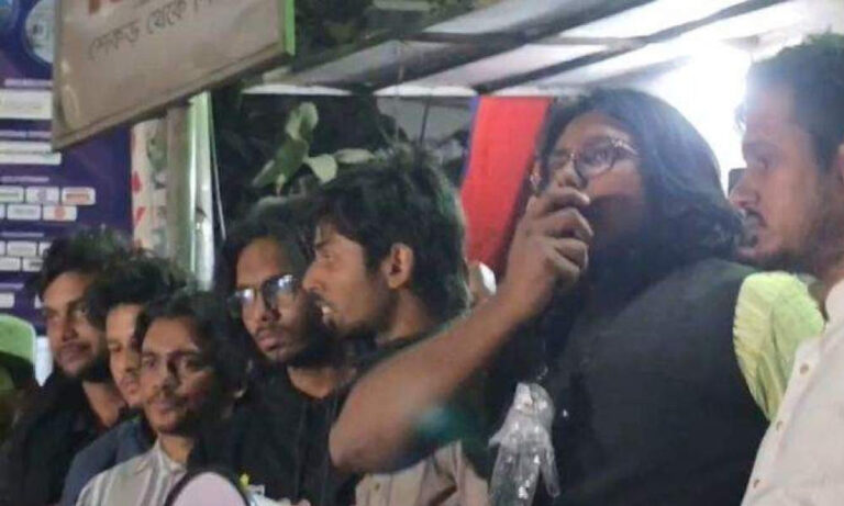 এবার সরকারকে ১ ঘণ্টার আলটিমেটাম দিল আন্দোলনকারীরা