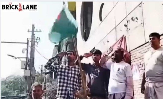 আ.লীগ অফিসে পতাকা উড়িয়ে বঙ্গবন্ধুকে রিকশা চালকদের সালাম; নীরব চপেটাঘাত রাঘববোয়ালদের