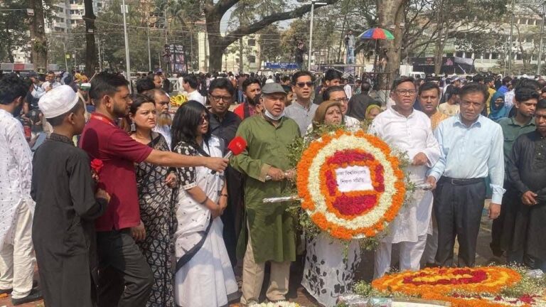 সমস্ত প্রতিকূলতা উপেক্ষা করে ঢাবি আওয়ামীপন্থী শিক্ষক সমিতির ভাষা শহিদদের প্রতি শ্রদ্ধা নিবেদন