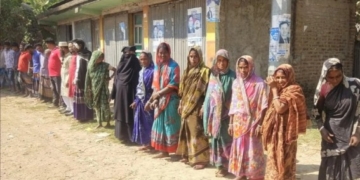 হিন্দুসম্প্রদায়সহ একাধিক পরিবারের বাড়িঘরে হামলা ও লুটপাটের প্রতিবাদে এনসিপির বিরুদ্ধে মানববন্ধন