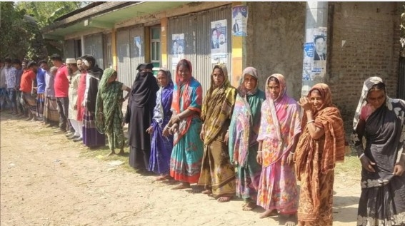 হিন্দুসম্প্রদায়সহ একাধিক পরিবারের বাড়িঘরে হামলা ও লুটপাটের প্রতিবাদে এনসিপির বিরুদ্ধে মানববন্ধন