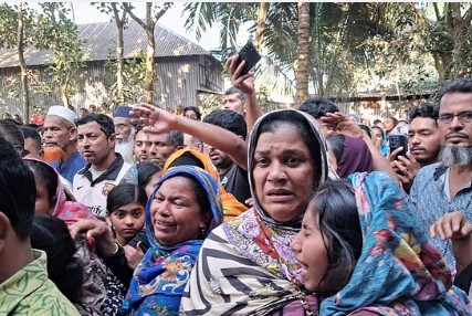 একই ঘরে তিনজনকে গলা কেটে হত্যা; শোকে বিহ্বল কুমিল্লার মণিপুর গ্রাম