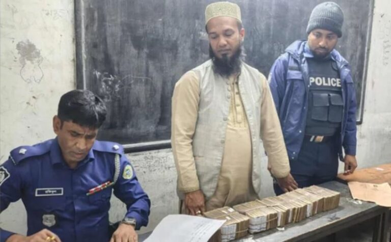৫০ লাখ টাকাসহ স্বেচ্ছাসেবক দলের নেতা আটক