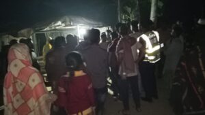 রাস্তায় চলাচলের সময় মেয়েদের উত্যক্ত করায় দুই গ্রামের সংঘর্ষ; নিহত ১