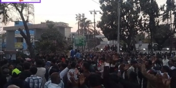 এবার পাবনায় ভোট পুনঃগণনার দাবিতে ডিসি কার্যালয় ঘেরাও