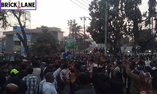 এবার পাবনায় ভোট পুনঃগণনার দাবিতে ডিসি কার্যালয় ঘেরাও