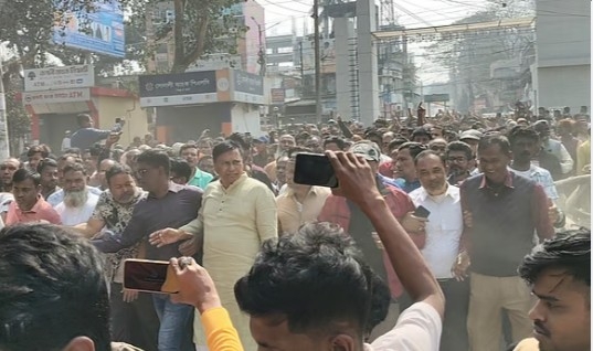 রংপুরে ভোট পুনর্গণনার দাবিতে রিটার্নিং কর্মকর্তার কার্যালয় ঘেরাও