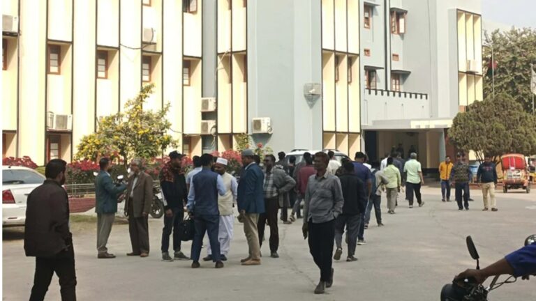 রাবিতে নিয়োগের দাবিতে জোর করে উপাচার্যের কার্যালয়ে জুলাই আন্দোলনকারীরা