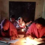 মোমবাতি জ্বালিয়ে ইংরেজি প্রথম পত্রের এসএসসি পরীক্ষা দিলো শিক্ষার্থীরা