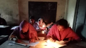মোমবাতি জ্বালিয়ে ইংরেজি প্রথম পত্রের এসএসসি পরীক্ষা দিলো শিক্ষার্থীরা