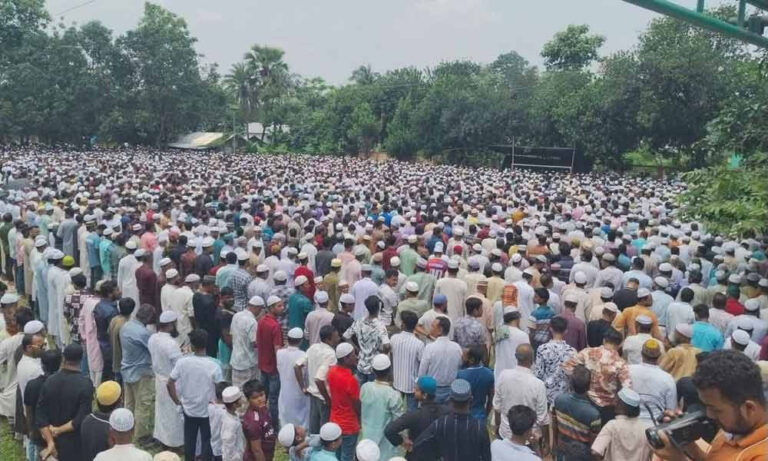 আওয়ামী লীগ নেতা আনিছুর ও তার বোনের জানাজায় মানুষের ঢল