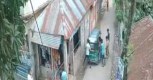 নোয়াখালীতে প্রকাশ্যে যুবককে গুলি