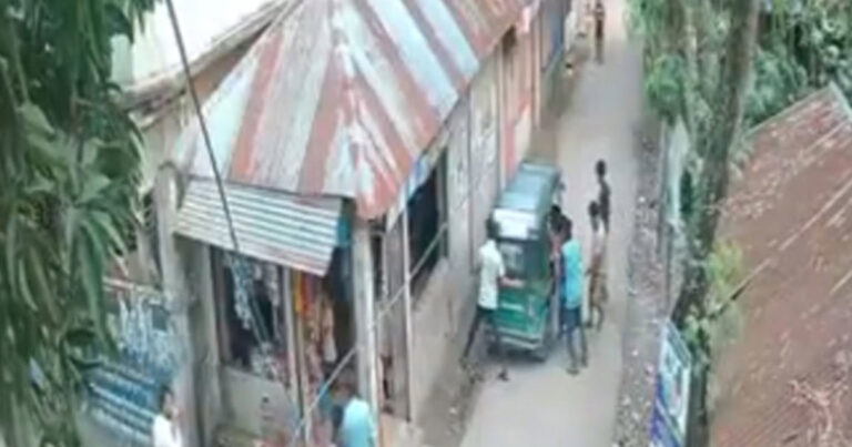 নোয়াখালীতে প্রকাশ্যে যুবককে গুলি