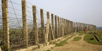 মিয়ানমার সীমান্তে কাঁটাতারের বেড়া দেবে বাংলাদেশ