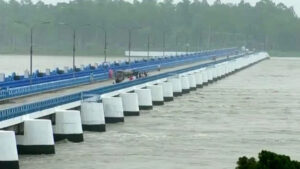 উজানের ঢলে তিস্তার পানি বিপৎসীমা ছুঁই ছুঁই