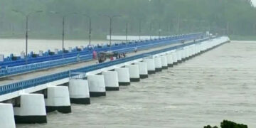 উজানের ঢলে তিস্তার পানি বিপৎসীমা ছুঁই ছুঁই