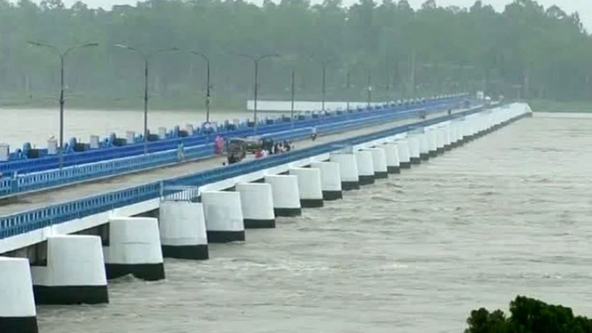 উজানের ঢলে তিস্তার পানি বিপৎসীমা ছুঁই ছুঁই