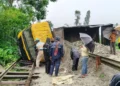 কুড়িগ্রামে বালুভর্তি ট্রাক উল্টে সারাদেশের সঙ্গে রেল যোগাযোগ বন্ধ