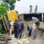 কুড়িগ্রামে বালুভর্তি ট্রাক উল্টে সারাদেশের সঙ্গে রেল যোগাযোগ বন্ধ