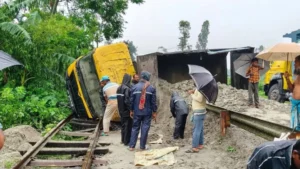 কুড়িগ্রামে বালুভর্তি ট্রাক উল্টে সারাদেশের সঙ্গে রেল যোগাযোগ বন্ধ