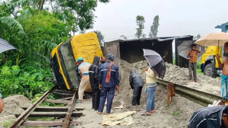 কুড়িগ্রামে বালুভর্তি ট্রাক উল্টে সারাদেশের সঙ্গে রেল যোগাযোগ বন্ধ
