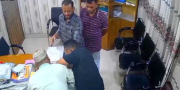 ব্যবস্থাপনা পরিচালকের অণ্ডকোষ চেপে চাঁদা আদায়ের চেষ্টা, ভিডিও ভাইরাল