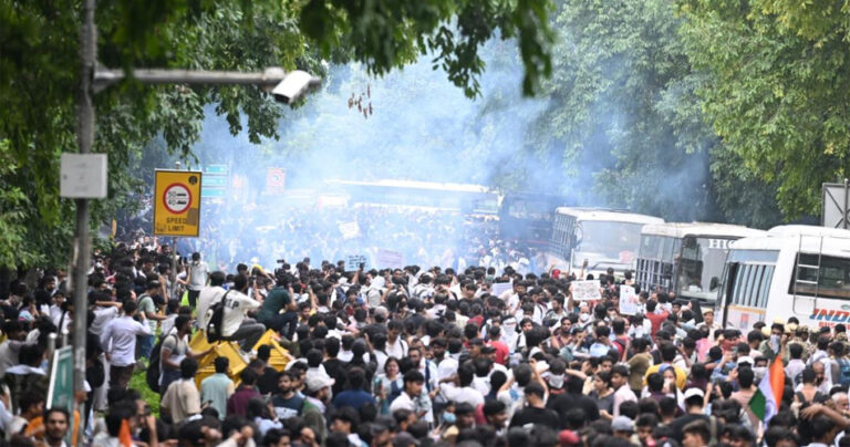 দিল্লিতে বিক্ষোভে সংঘর্ষ, বন্ধ মোবাইল ইন্টারনেট