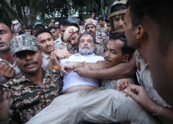 সরকারবিরোধী আন্দোলন থেকে রাহুল-প্রিয়াঙ্কা গান্ধী আটক