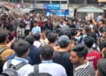 শিক্ষামন্ত্রীর পদত্যাগ দাবিঃ ‘তুমি কে, আমি কে ফার্মের মুরগি’- স্লোগানে সায়েন্সল্যাব অবরোধ