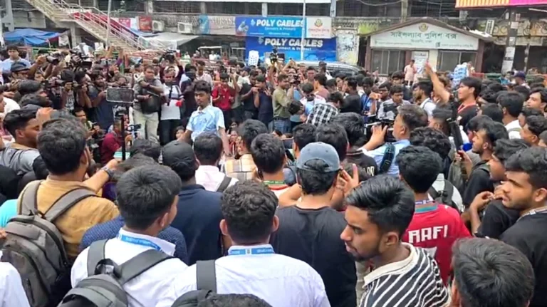 শিক্ষামন্ত্রীর পদত্যাগ দাবিঃ ‘তুমি কে, আমি কে ফার্মের মুরগি’- স্লোগানে সায়েন্সল্যাব অবরোধ