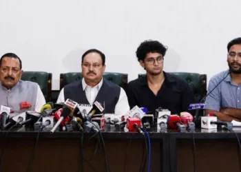 ককরোচদের বিরুদ্ধে সব এফআইআর প্রত্যাহারে রাজি সরকার