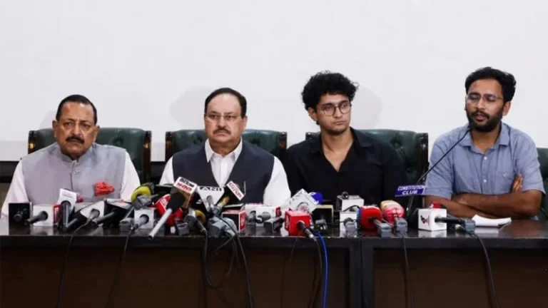 ককরোচদের বিরুদ্ধে সব এফআইআর প্রত্যাহারে রাজি সরকার