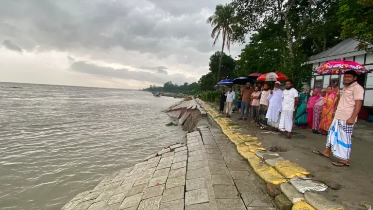 আ’ত’ঙ্ক ছড়িয়ে পড়েছে এলাকাজুড়ে; ৫২৭ কোটি টাকার স্থায়ী বাঁধে দেড় মাসেই ধস!