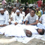 হিমাগার ভাড়া কমানোর দাবি: রংপুরে কাফন গায়ে আলু চাষি ও ব্যবসায়ীদের গণ-অনশন