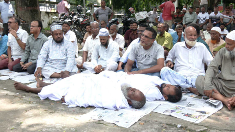 হিমাগার ভাড়া কমানোর দাবি: রংপুরে কাফন গায়ে আলু চাষি ও ব্যবসায়ীদের গণ-অনশন