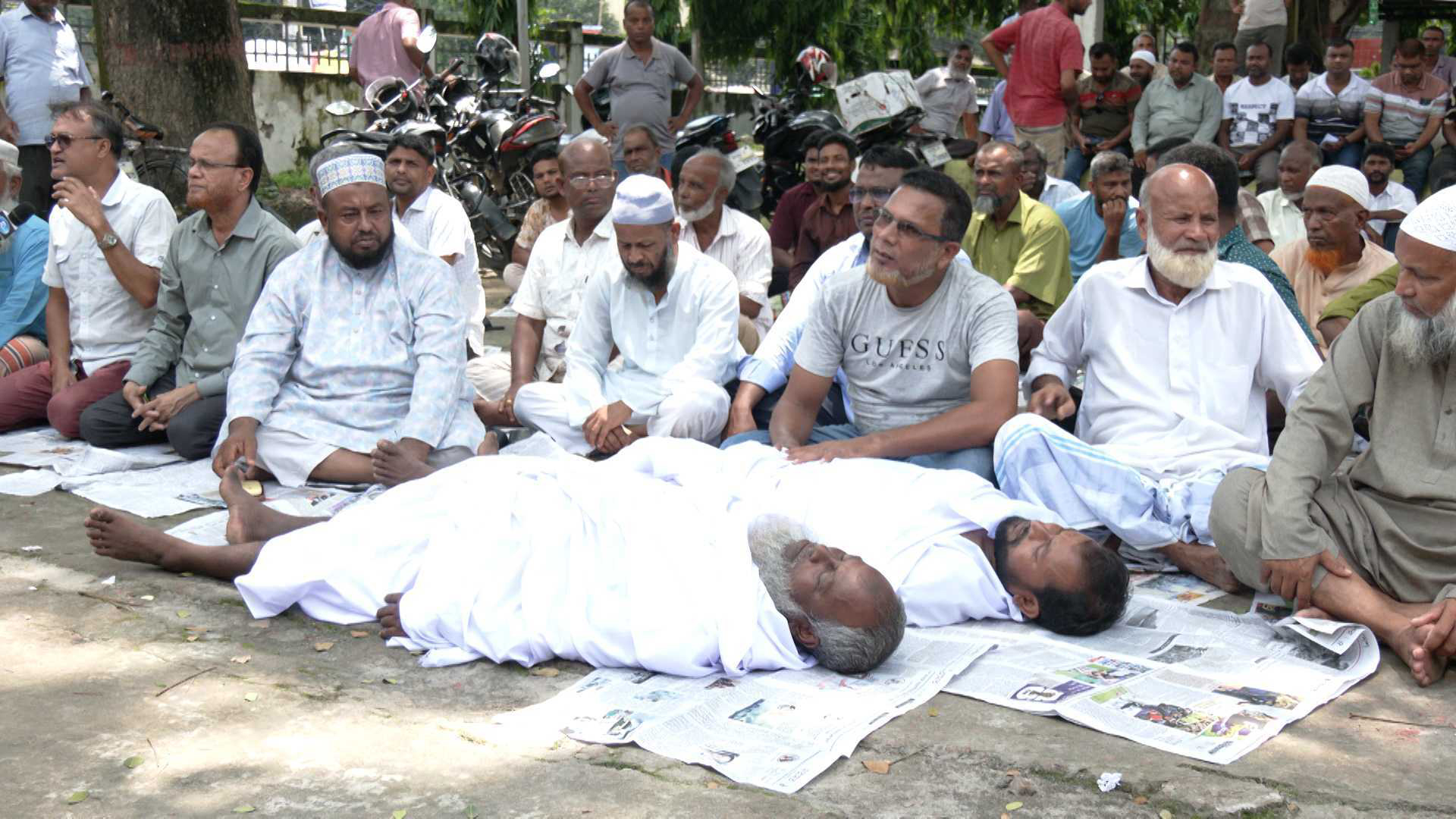 হিমাগার ভাড়া কমানোর দাবি: রংপুরে কাফন গায়ে আলু চাষি ও ব্যবসায়ীদের গণ-অনশন