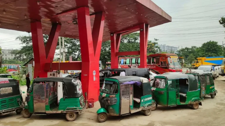 রাজধানীতে তীব্র গ্যাস সংকট: সিএনজি ফিলিং স্টেশনগুলোতে দীর্ঘ লাইন, ভোগান্তিতে চালকরা