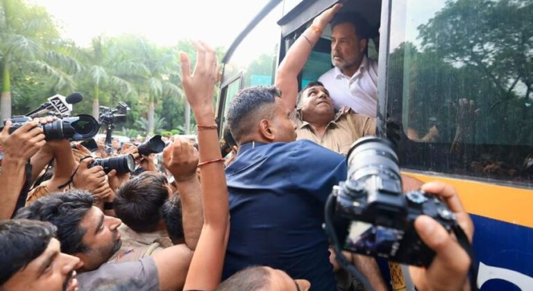 রাহুল-প্রিয়াঙ্কা গান্ধীসহ কংগ্রেস নেতাদের আটক করল দিল্লি পুলিশ