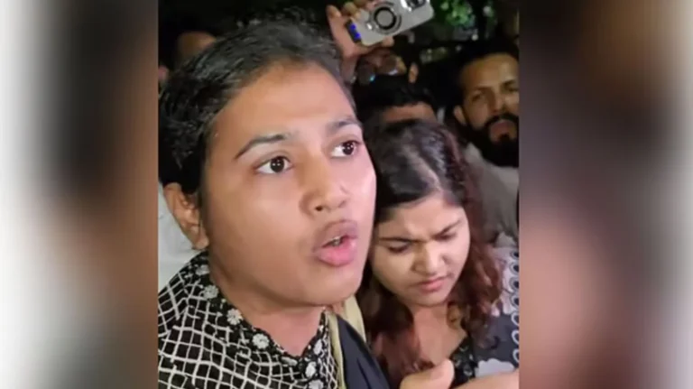 ধানমন্ডিতে শ্রদ্ধা জানাতে গিয়ে আটক দুই তরুণীকে ৬ মাস আগের মামলায় গ্রেপ্তার দেখাল পুলিশ
