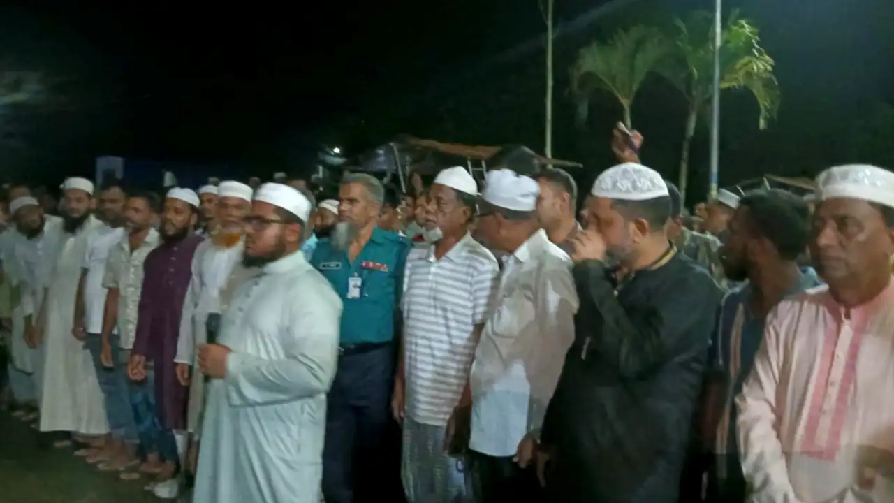 নিথর বাবার সামনে স্তব্ধ পুত্র: প্যারোলে মুক্ত হয়ে জানাজায় আওয়ামী লীগ নেতা