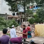 মিরপুরে টিকাদান কেন্দ্রে হামলা ও ভবন ভাঙচুর