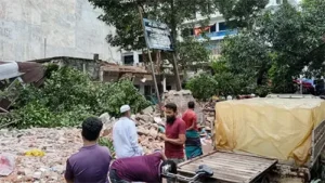 মিরপুরে টিকাদান কেন্দ্রে হামলা ও ভবন ভাঙচুর