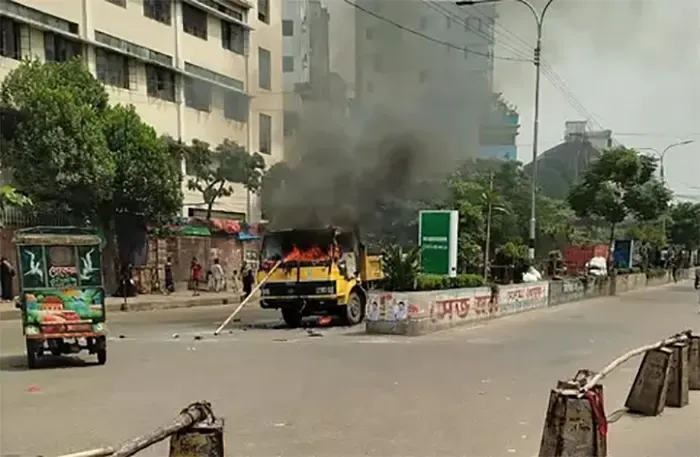 মিরপুরে উচ্ছেদ অভিযানে হাঙ্গামা, ময়লার গাড়িতে আগুন