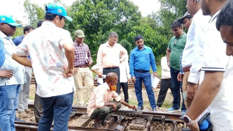 মিরসরাইয়ে স্টেশন পরিদর্শনে রেলের উচ্চপর্যায়ের কর্মকর্তা দল
