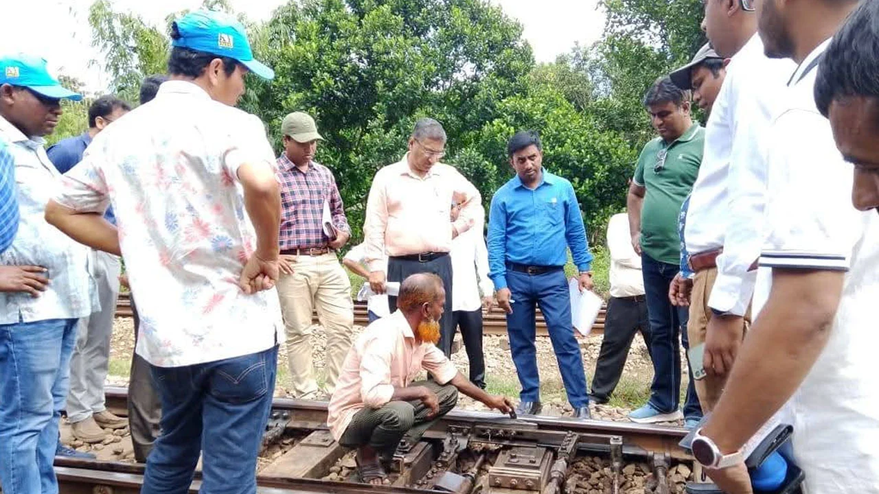 মিরসরাইয়ে স্টেশন পরিদর্শনে রেলের উচ্চপর্যায়ের কর্মকর্তা দল